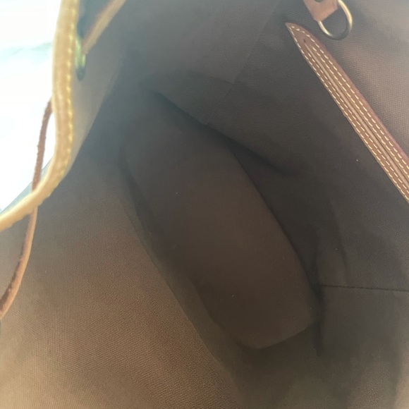 Louis Vuitton Montsouris MM - Picture 8 of 11